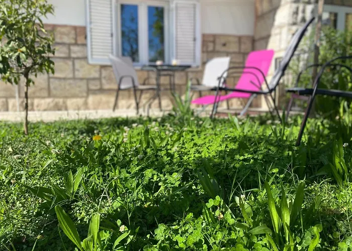 Napjacu With Own Parking And Garden